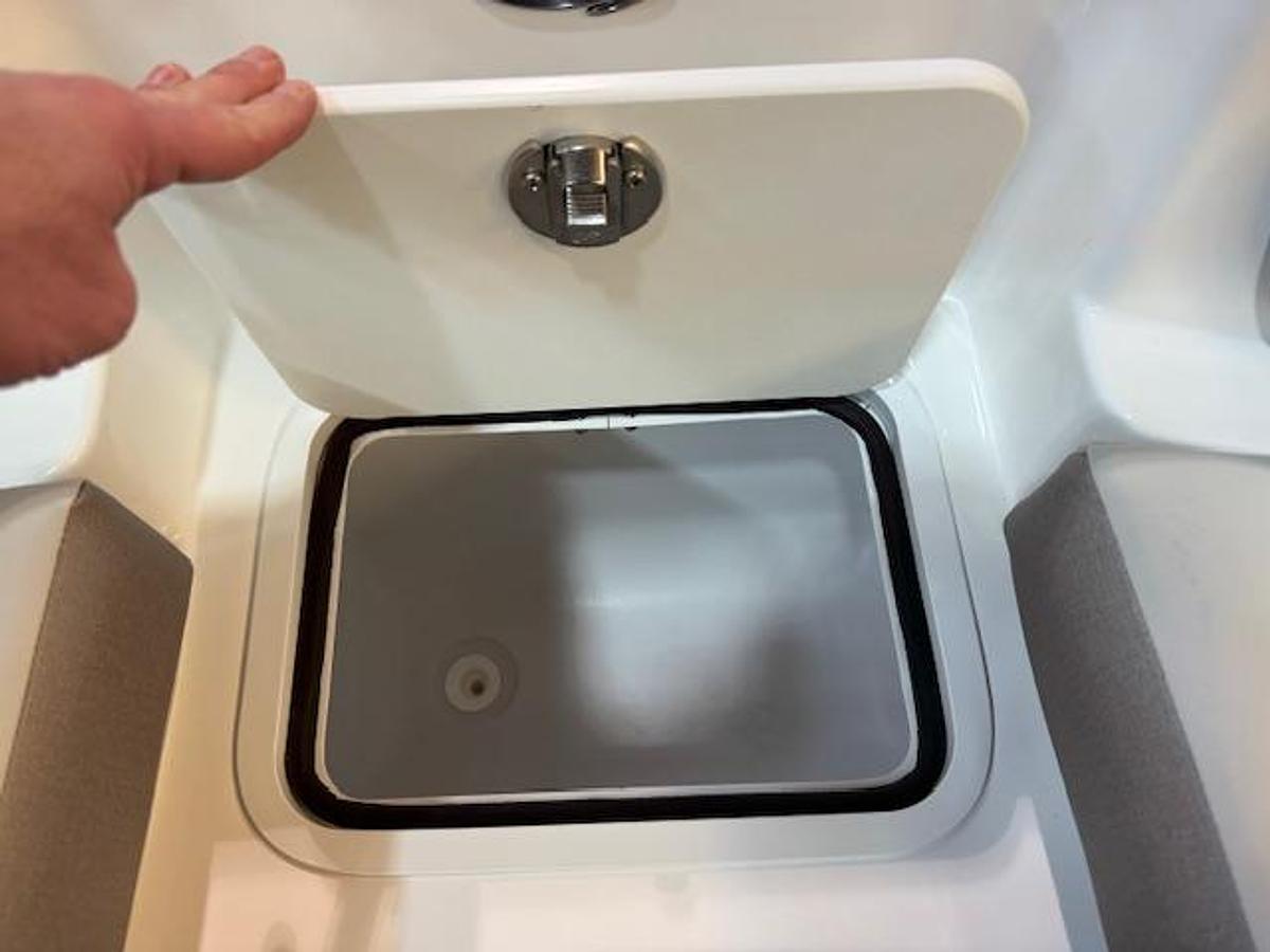 2026 Hurricane SunDeck 2400 OB