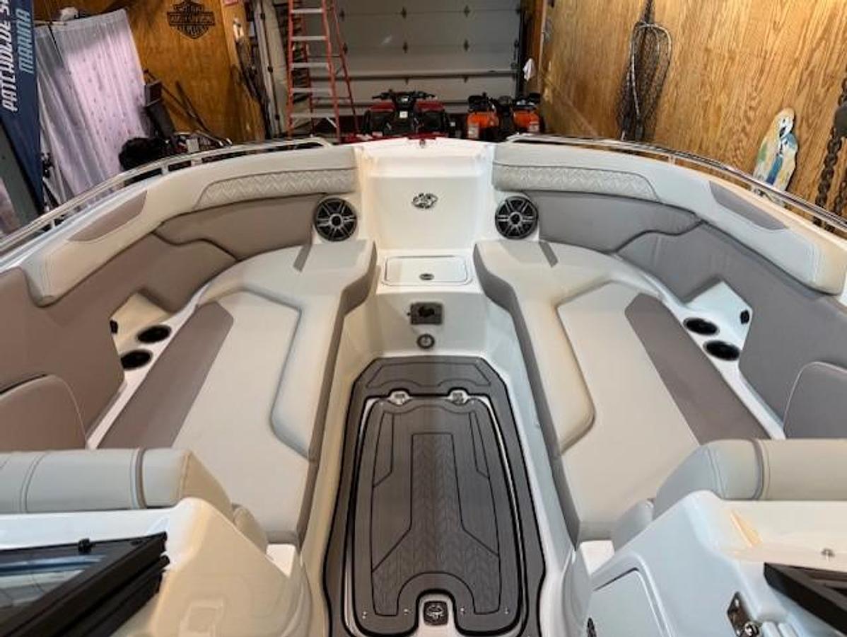 2026 Hurricane SunDeck 2400 OB