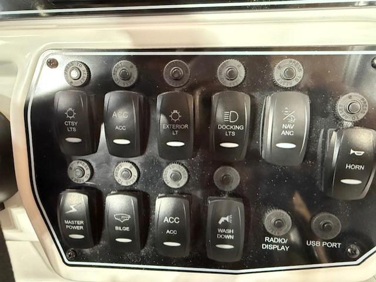 2026 Hurricane SunDeck 2050 OB