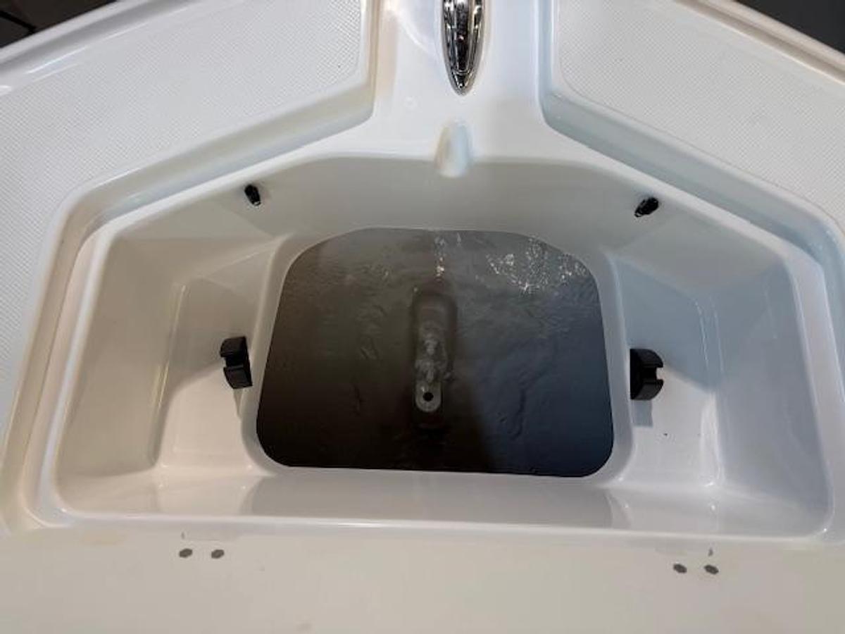 2026 Hurricane SunDeck 2400 OB