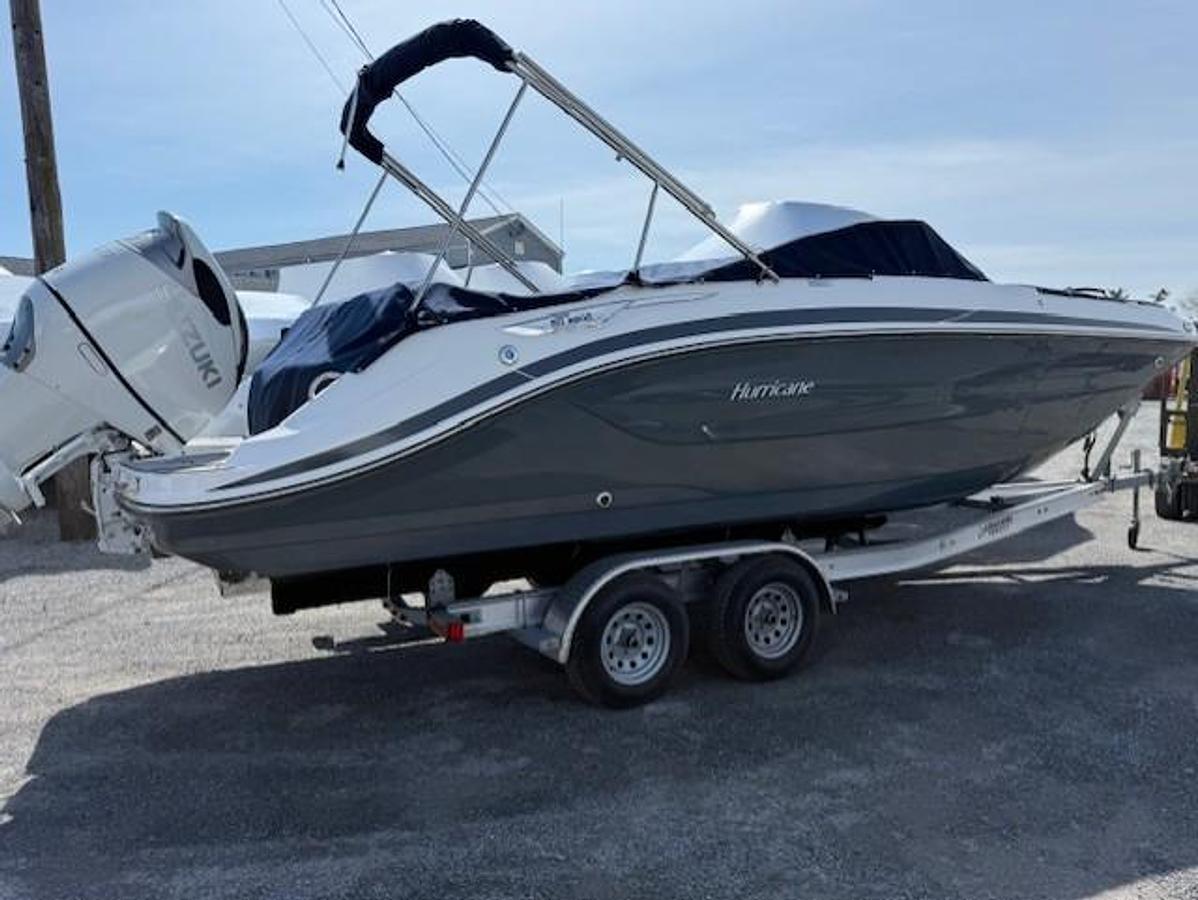 2026 Hurricane SunDeck 2600 OB