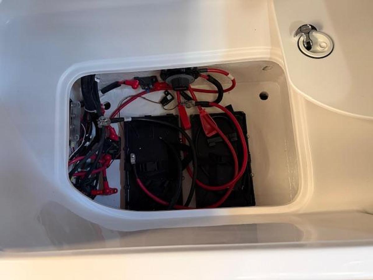 2026 Hurricane SunDeck 2400 OB