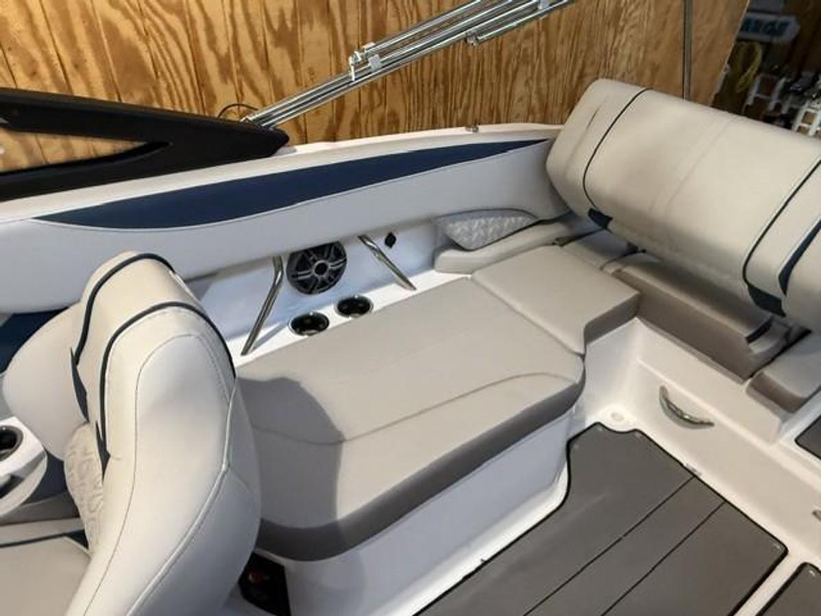 2026 Hurricane SunDeck 2600 OB