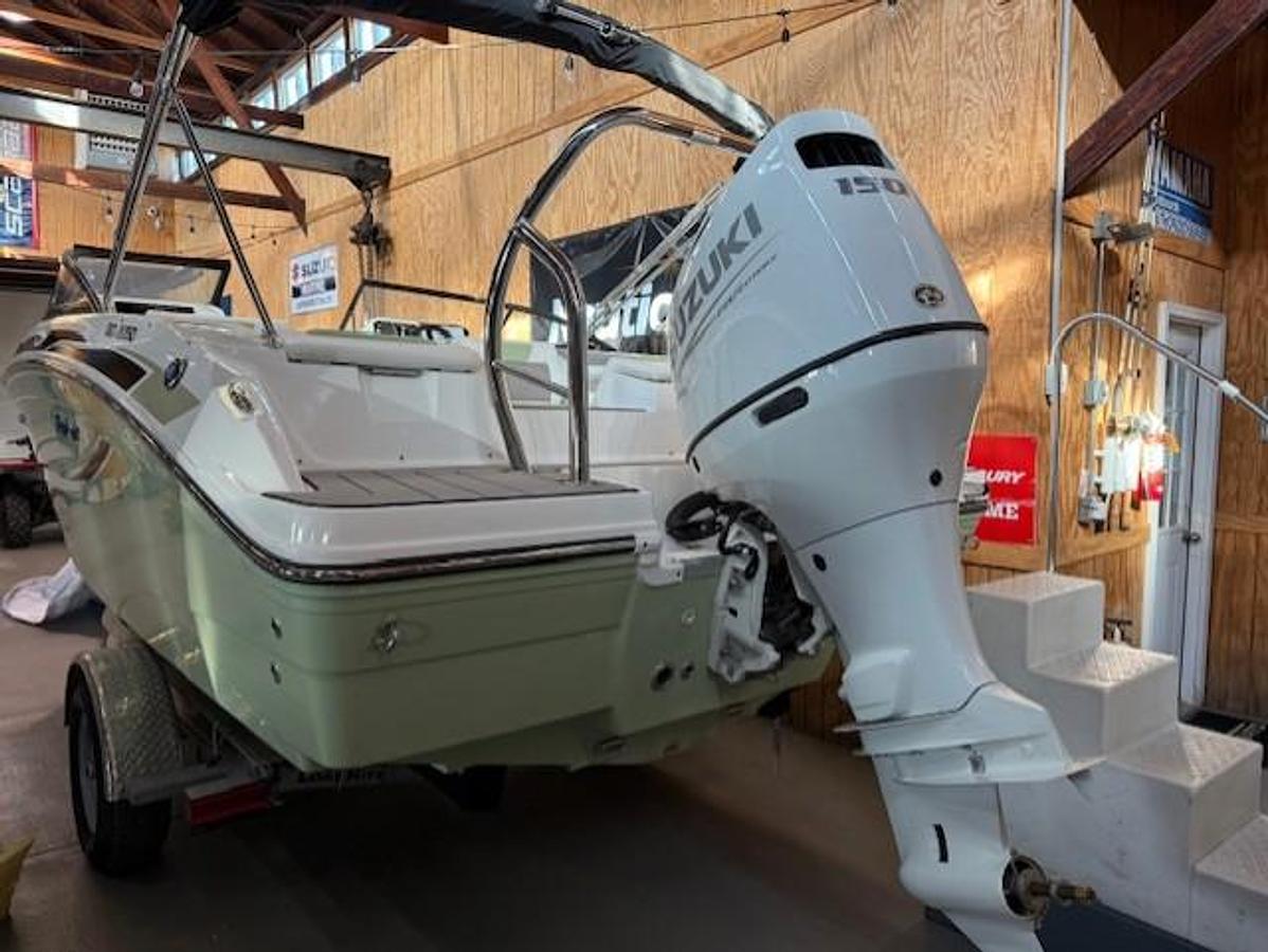 2026 Hurricane SunDeck 2050 OB