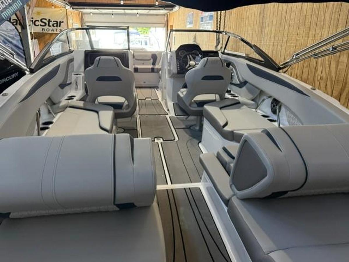 2026 Hurricane SunDeck 2600 OB