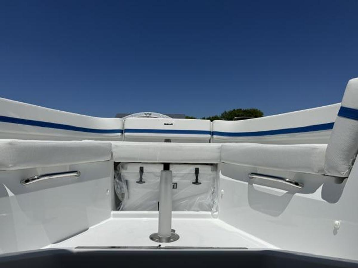 2027 Wellcraft 28 T-Top - Lounge