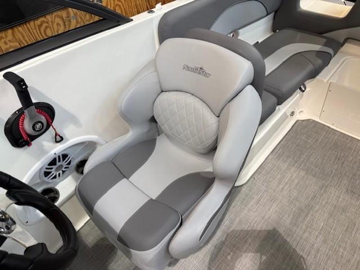2023 NauticStar 223 DC