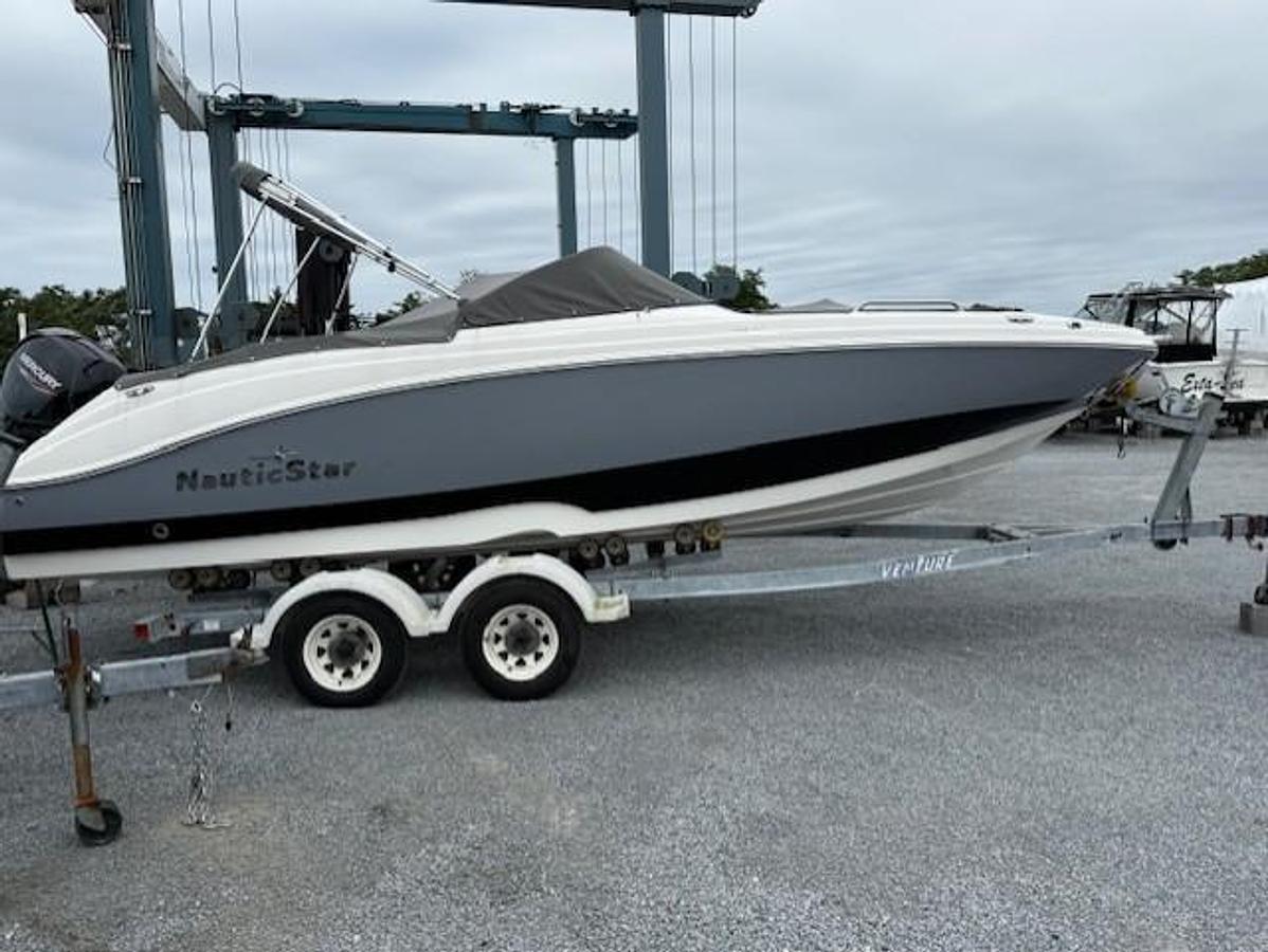 2023 NauticStar 223 DC