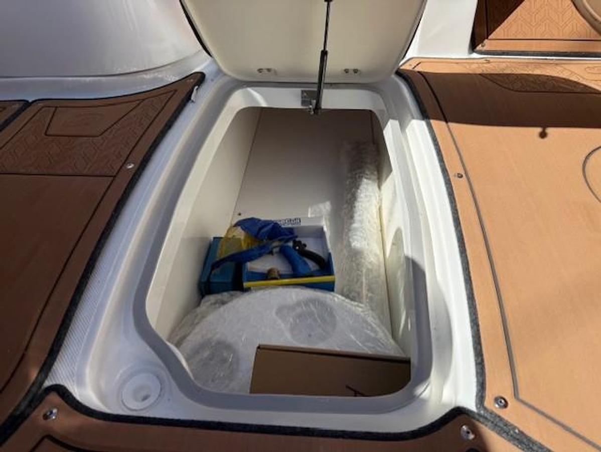 2026 Hurricane SunDeck 2690 OB