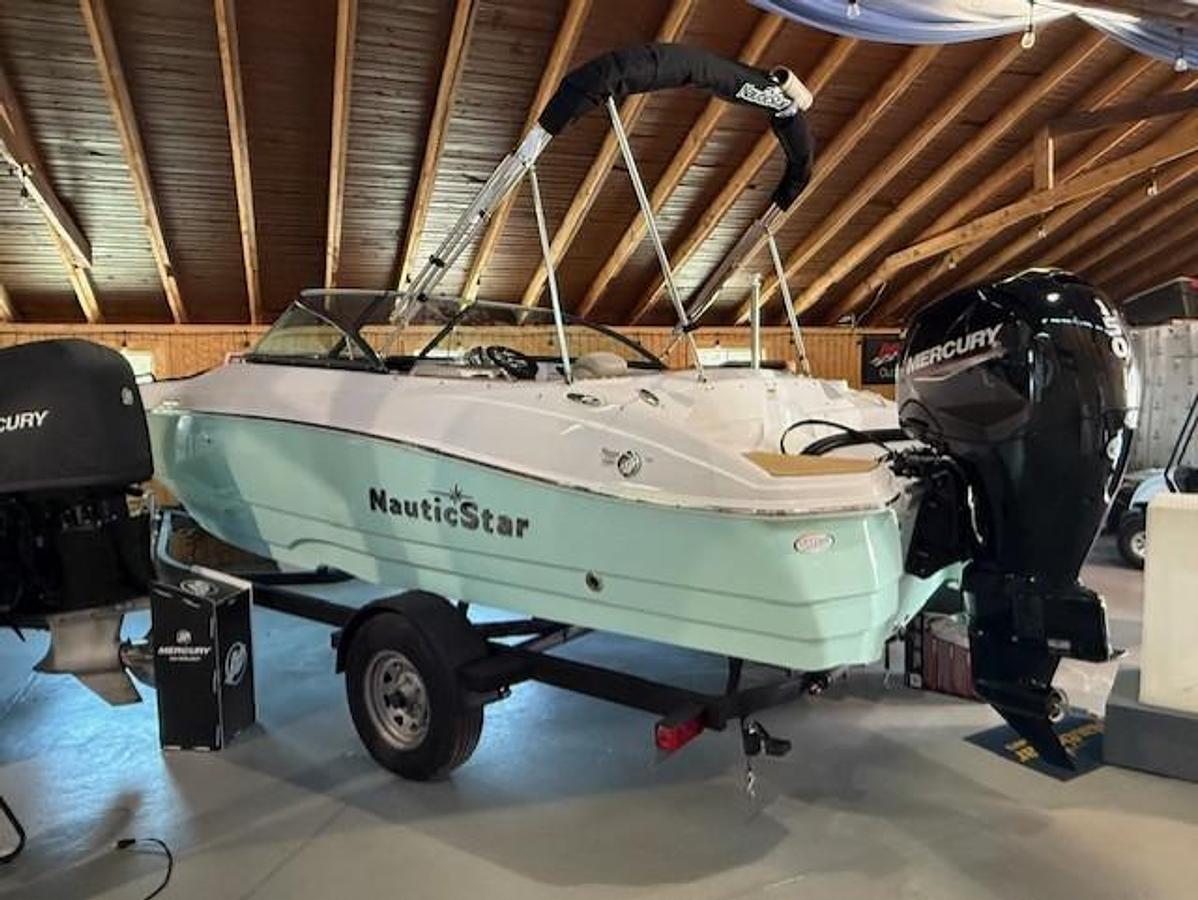 2023 NauticStar 203 DC Sport Deck Boat