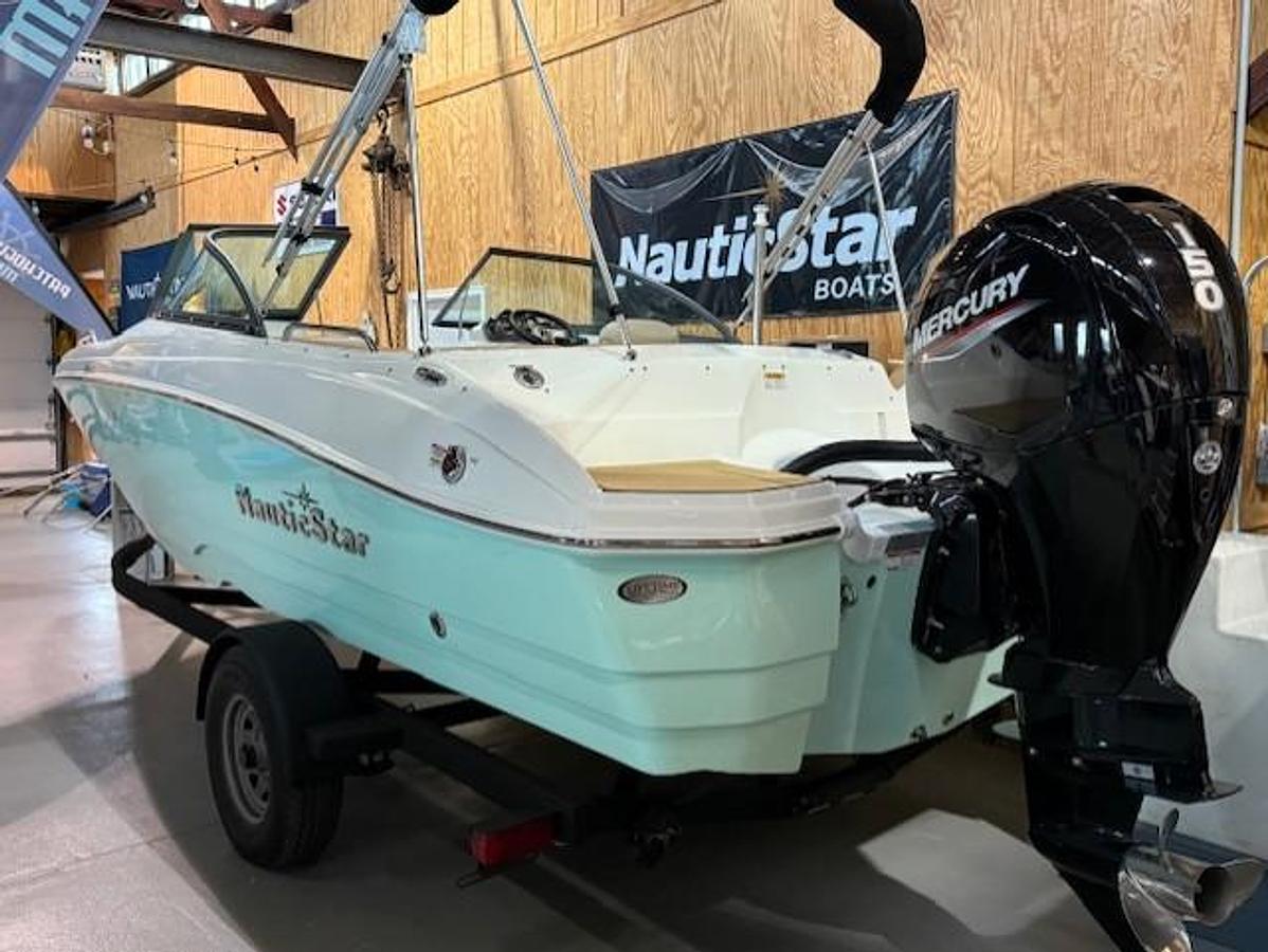 2023 NauticStar 203 DC Sport Deck Boat