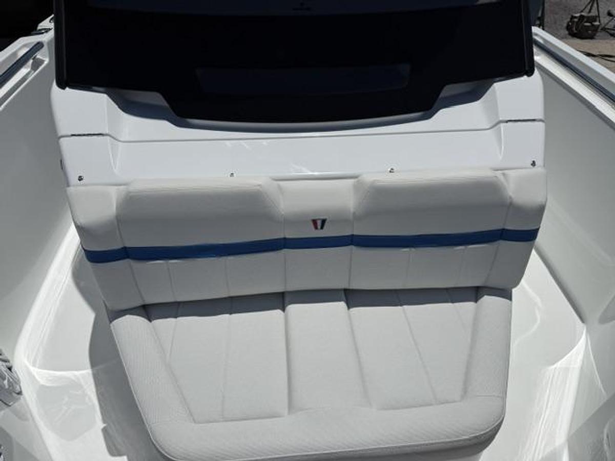 2027 Wellcraft 28 T-Top - Lounge