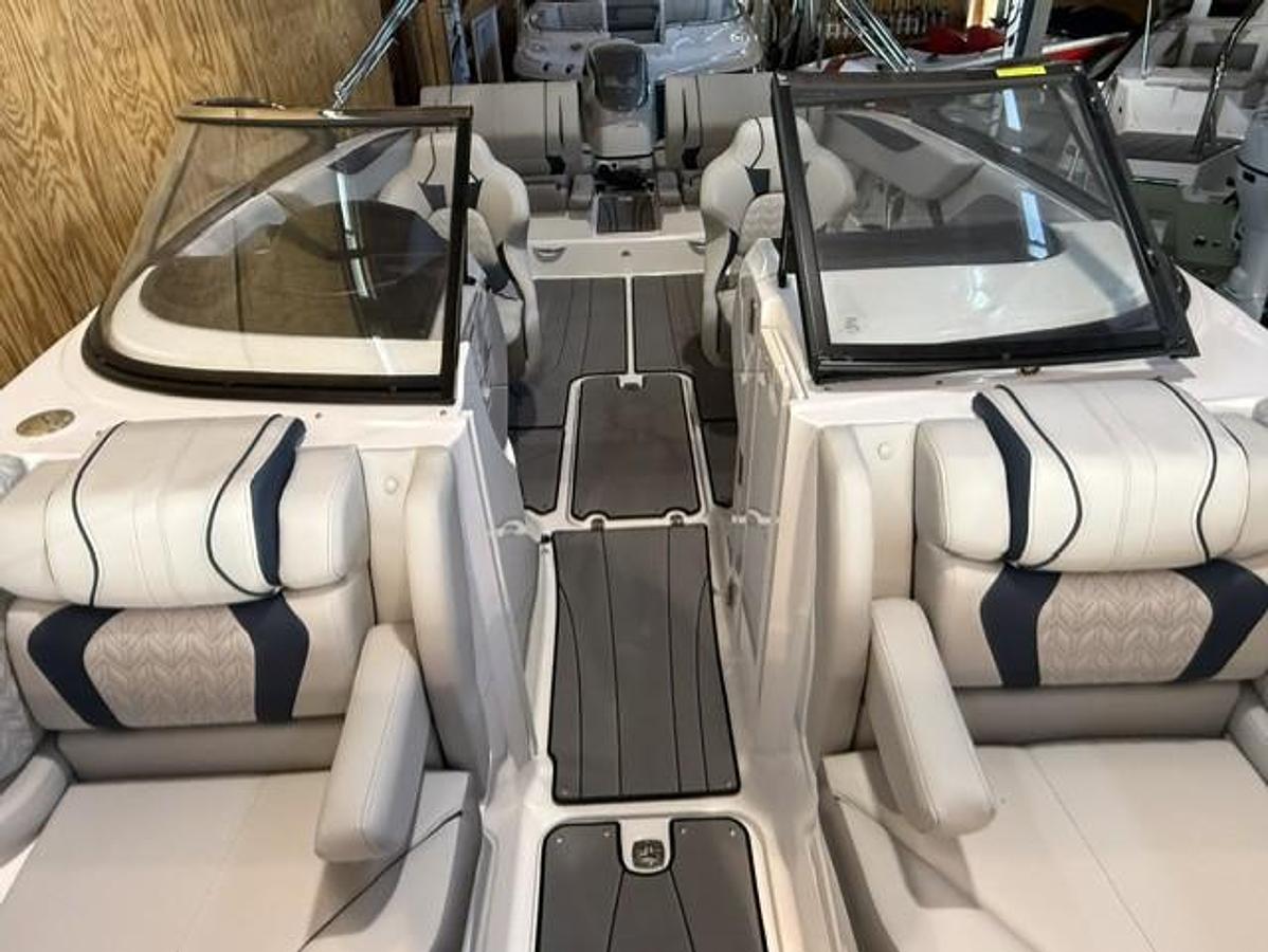 2026 Hurricane SunDeck 2600 OB