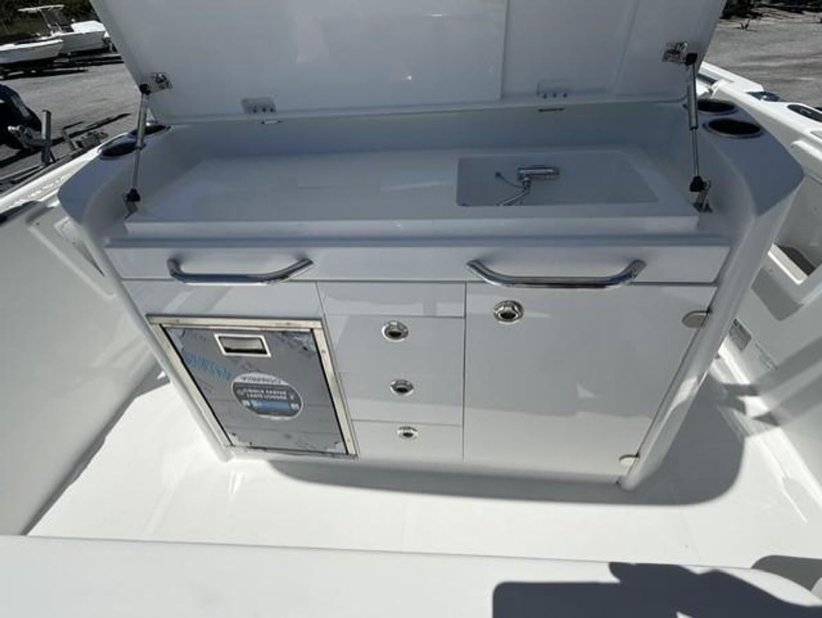 2027 Wellcraft 28 T-Top - Lounge