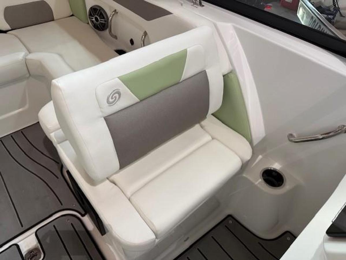 2026 Hurricane SunDeck 2050 OB