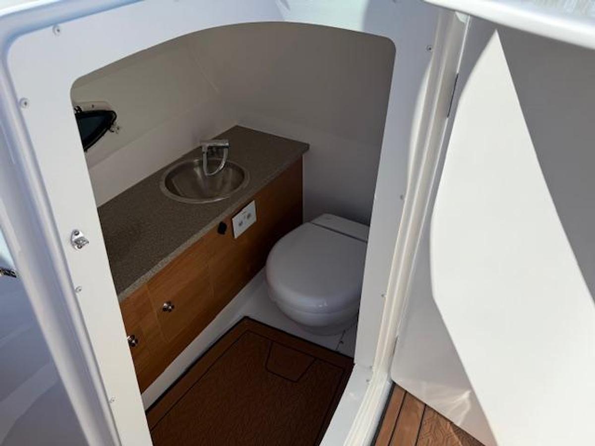 2026 Hurricane SunDeck 2690 OB