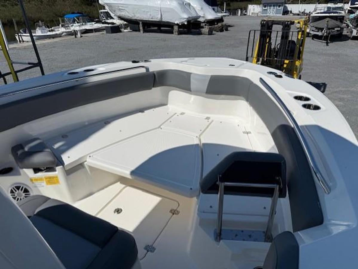 2023 NauticStar 242L Offshore