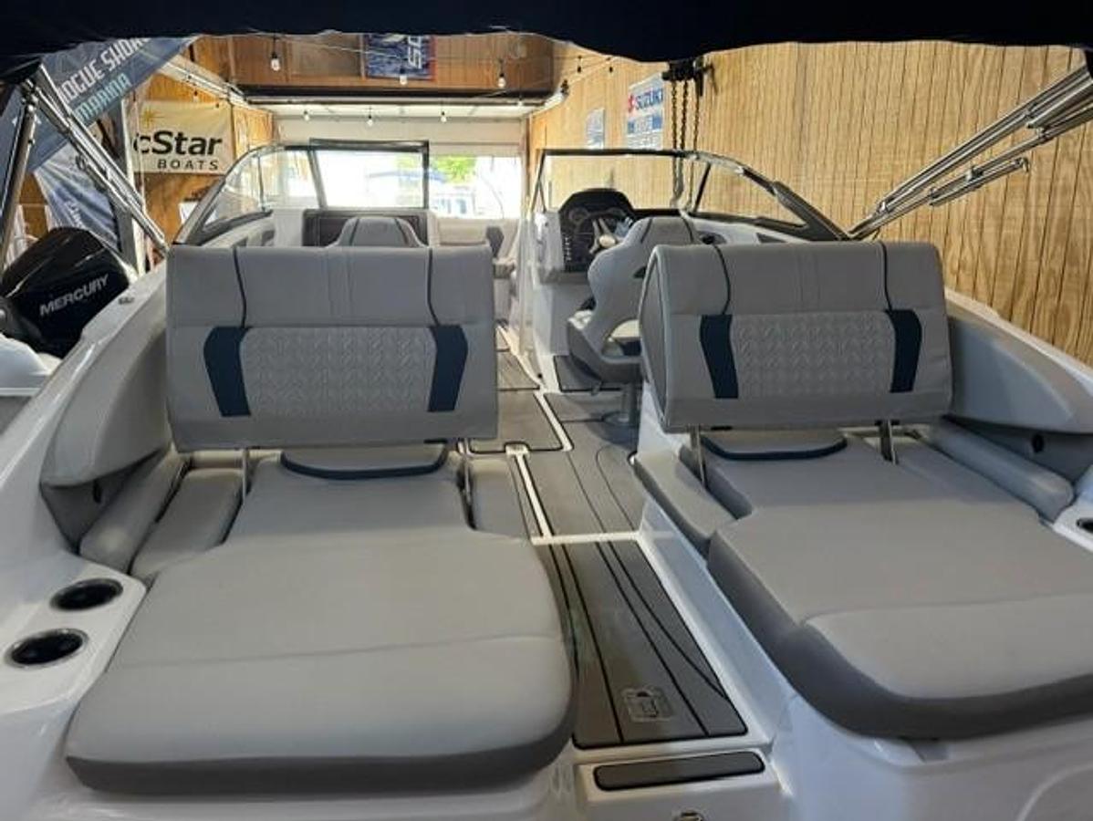 2026 Hurricane SunDeck 2600 OB