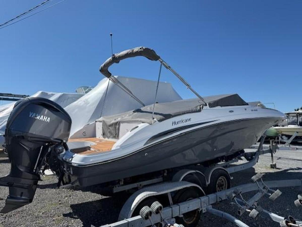 2026 Hurricane SunDeck 2690 OB