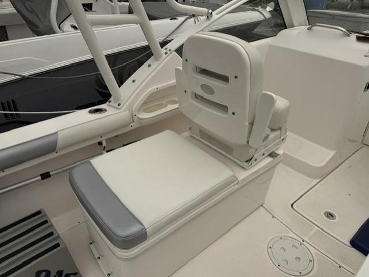 Used 2012 Everglades 230 DC