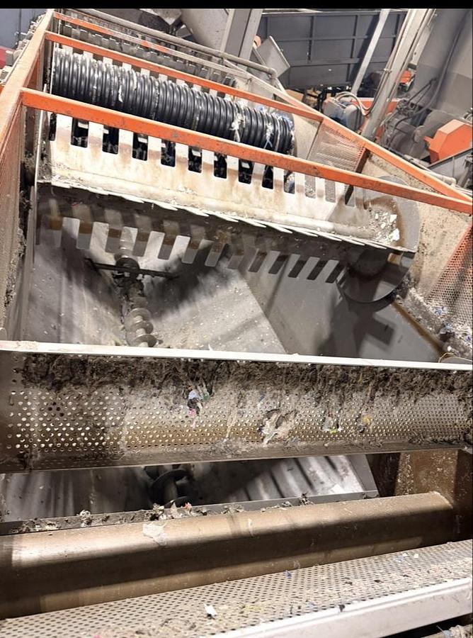 D'occasion Heavy-Duty LDPE Film Washing Tank with 7 Paddle Agitators, Screw Conveyor & Vibratory Separator