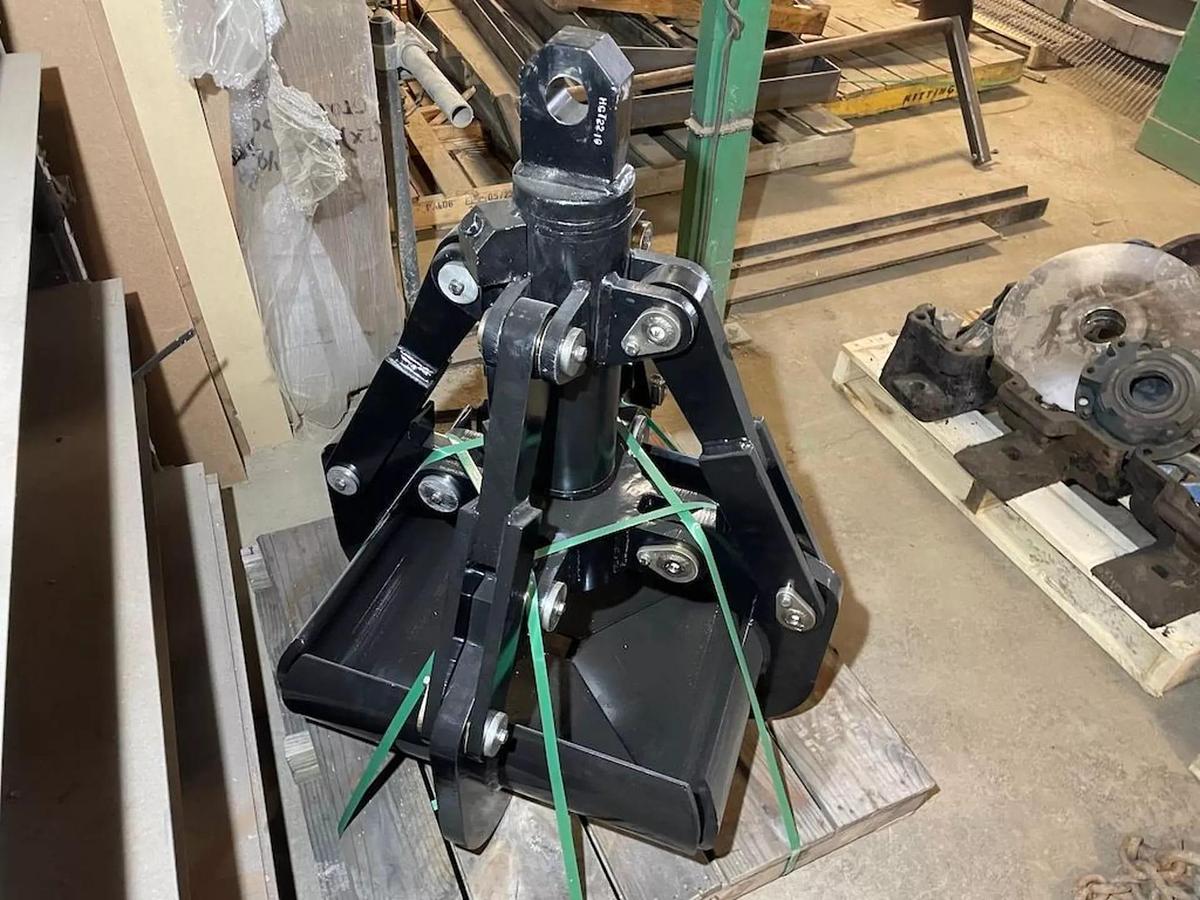 Used FOUR CLAW CLAMP LIFT W CYLINDER, 24 X 24 IN - NEW