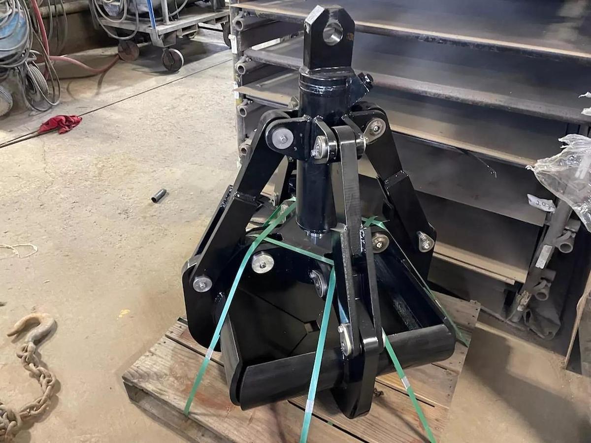 Used FOUR CLAW CLAMP LIFT W CYLINDER, 24 X 24 IN - NEW