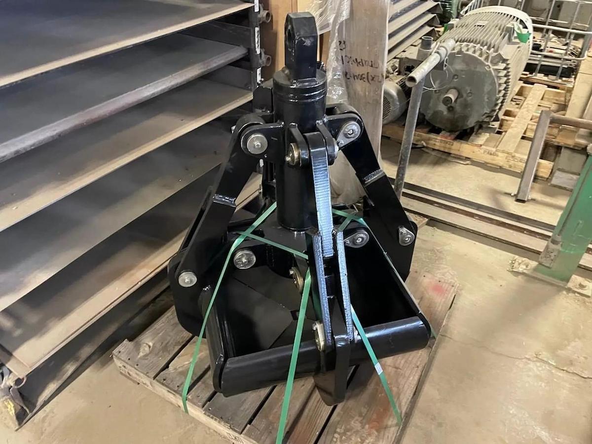 Used FOUR CLAW CLAMP LIFT W CYLINDER, 24 X 24 IN - NEW