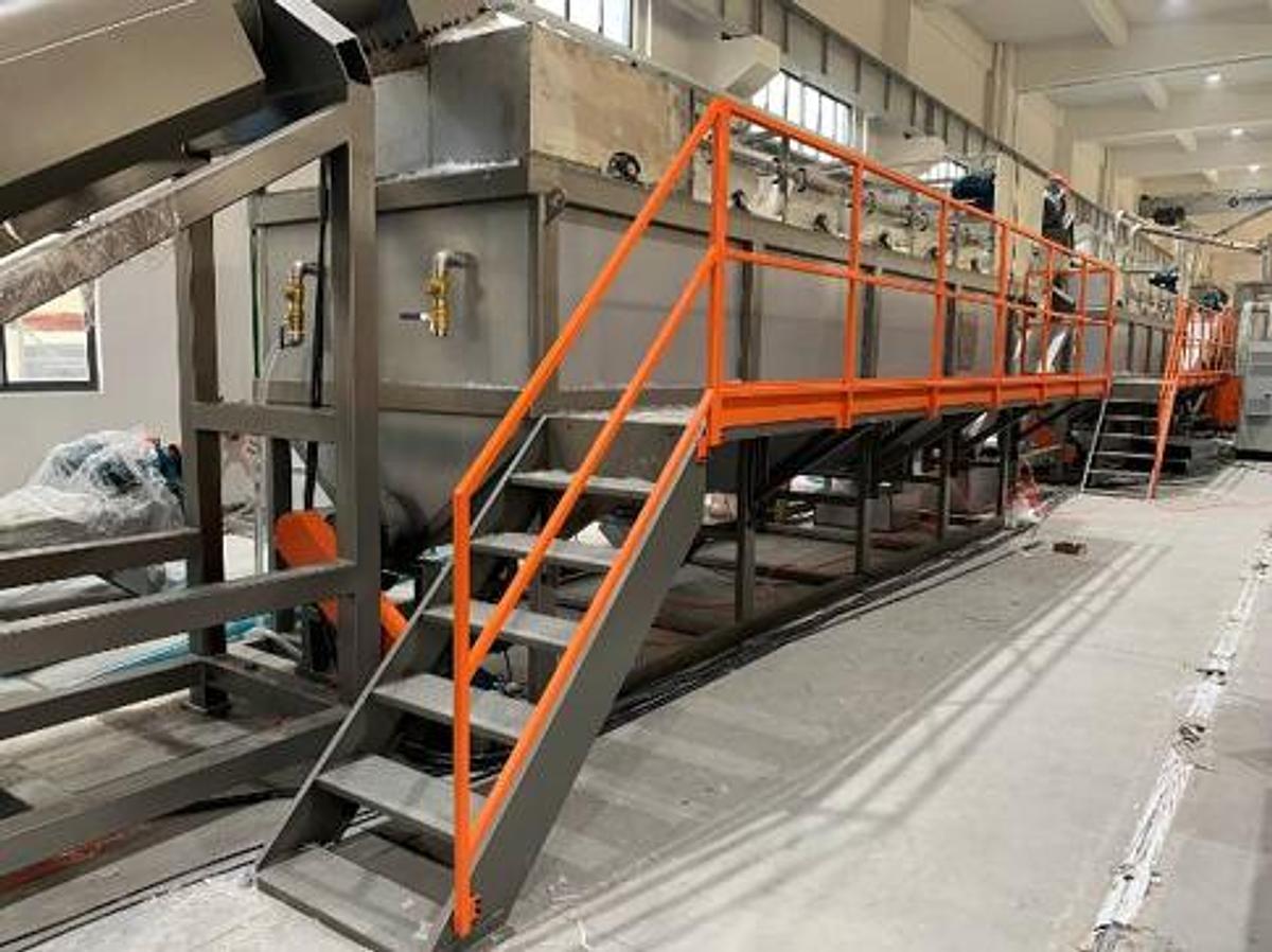 D'occasion Heavy-Duty LDPE Film Washing Tank with 7 Paddle Agitators, Screw Conveyor & Vibratory Separator