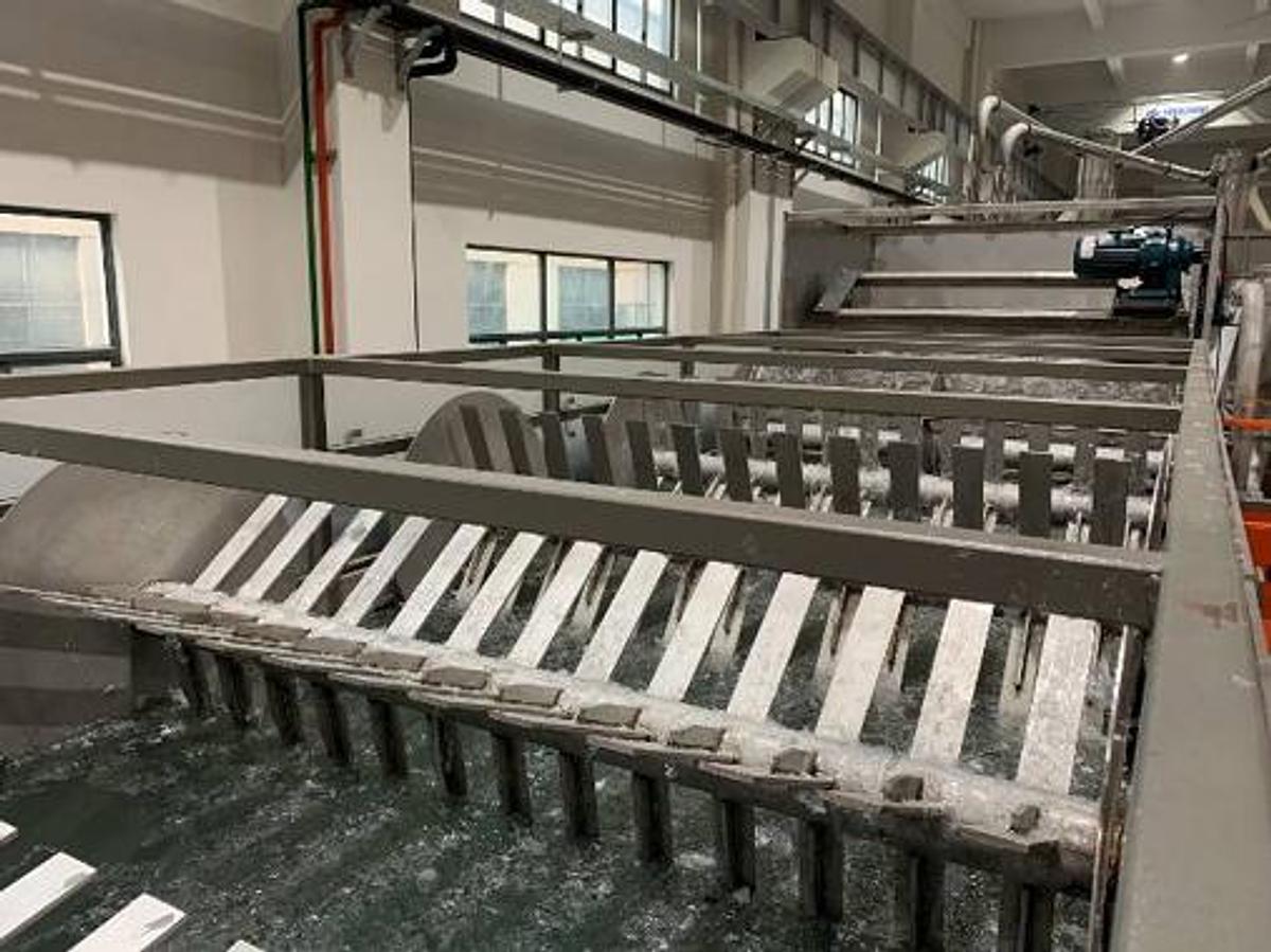 D'occasion Heavy-Duty LDPE Film Washing Tank with 7 Paddle Agitators, Screw Conveyor & Vibratory Separator
