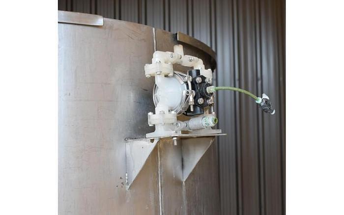 D'occasion USED 400 GALLON TANK, STAINLESS STEEL, WITH DIAPHRAGM PUMP