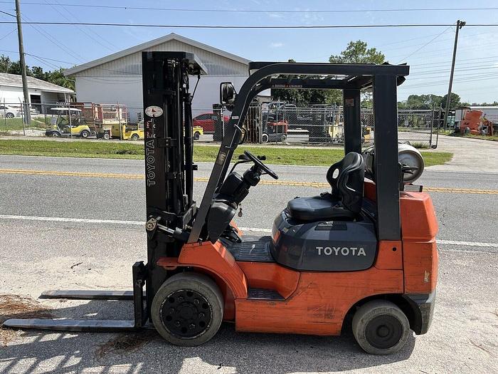 Used TOYOTA MDL. 7FGCU25 5,000 POUND FORKLIFT