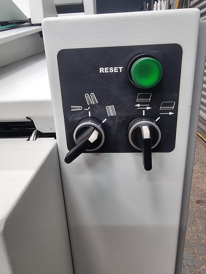 Used morgana auto spinemaster square back machine for booklet spine