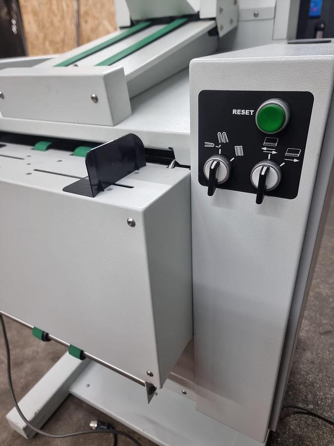 Used morgana auto spinemaster square back machine for booklet making spine