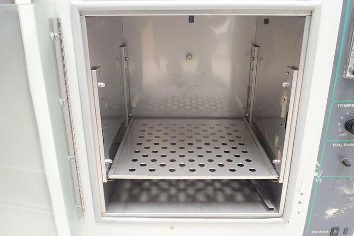 Used Barnstead Thermolyne Model I53325 Compact CO2 5000 Series Incubator