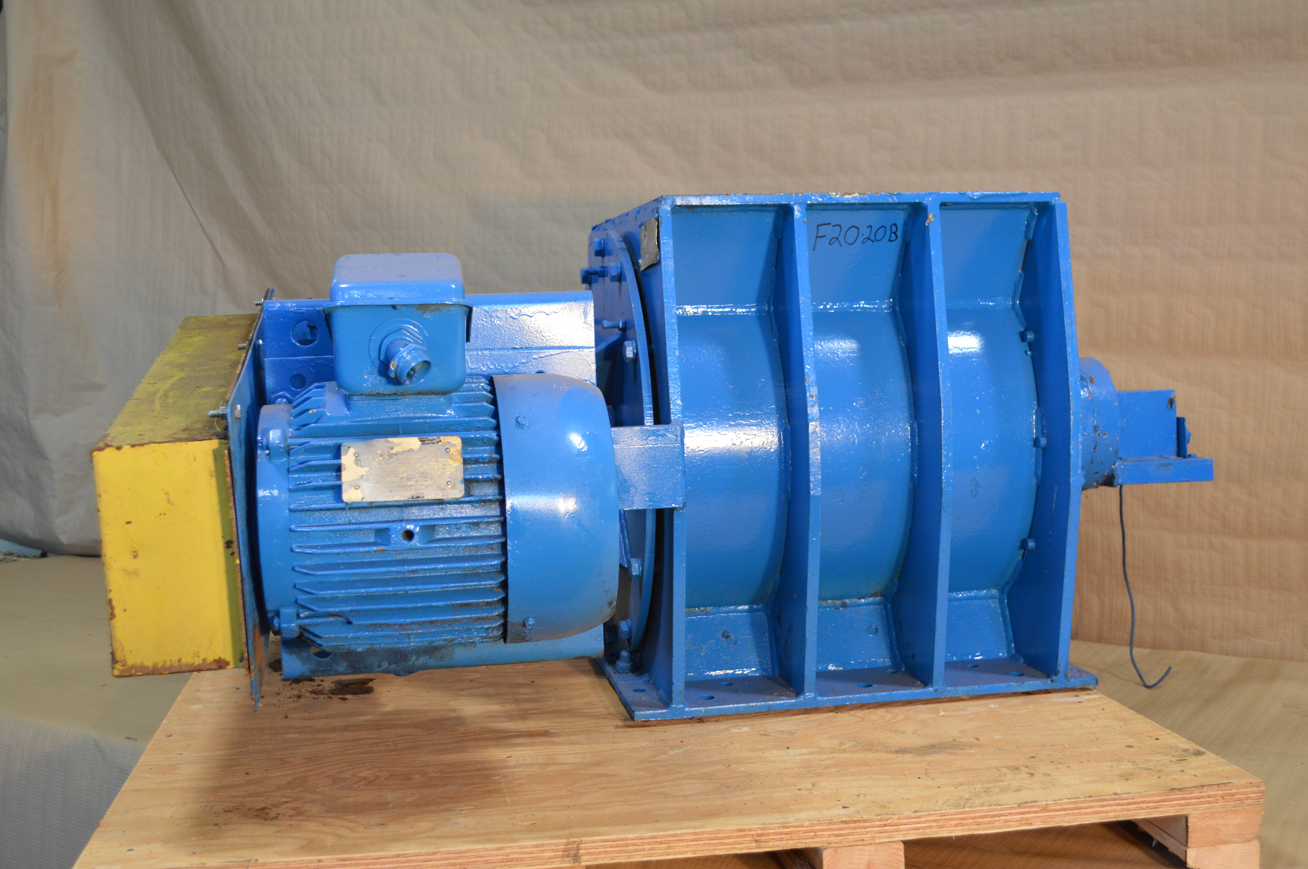 Used AMF metal wheel Feeder, size 20X20, 7.5HP.