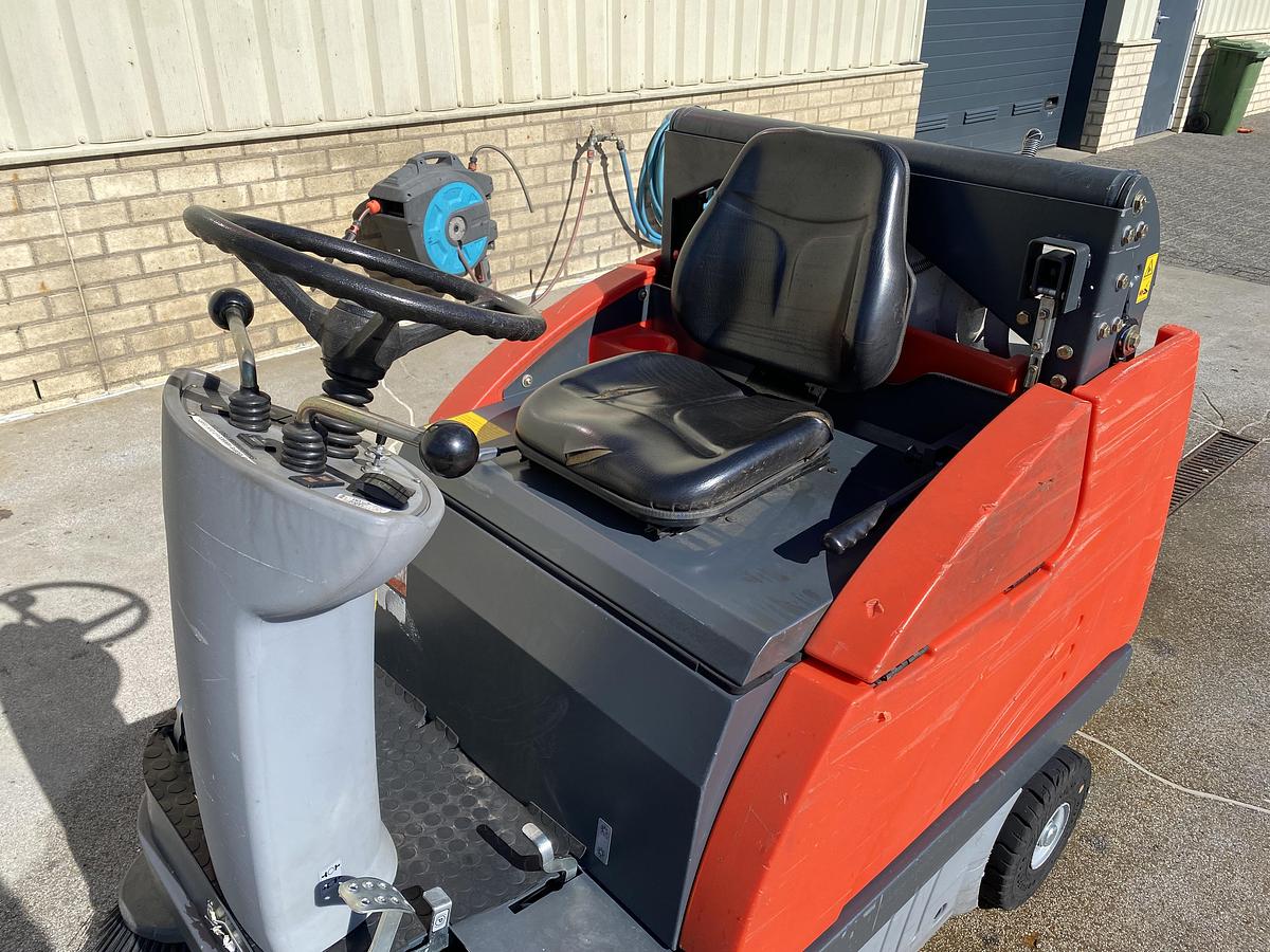 Gebruikt 2015 Hako Sweepmaster P980 RH, Veegmachine