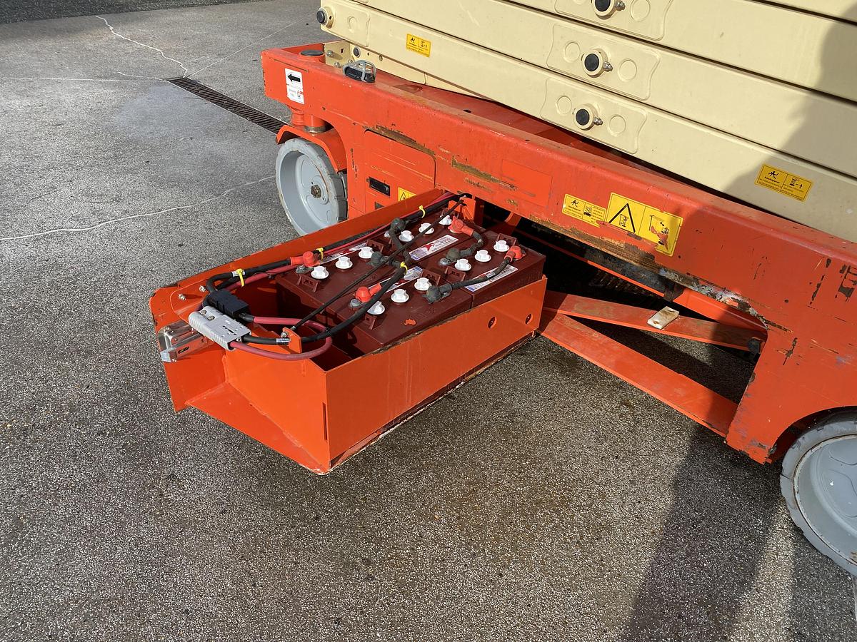 Gebruikt 2008 LGMG AS1012, Schaar hoogwerker, 12 meter