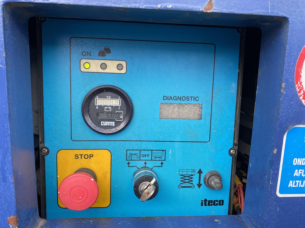 Gebruikt 2008 Iteco IT12151, Schaar hoogwerker, 14 meter