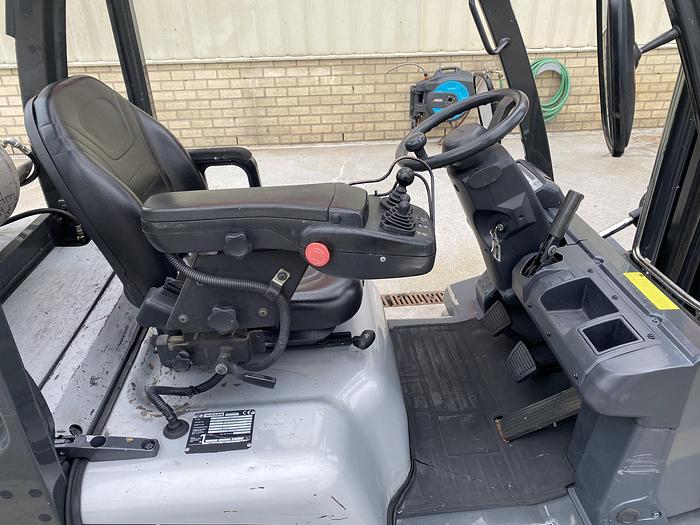 Gebruikt 2010 Nissan Heftruck, 3 ton