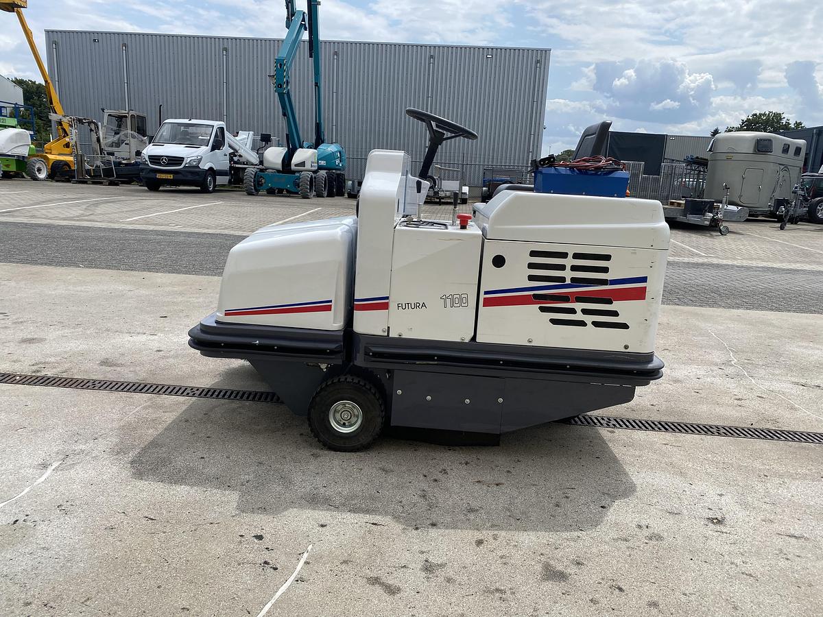 Gebruikt 2010 Dulevo 1100 EH, Veegmachine, Hoogkieper