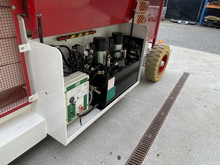Gebruikt 2002 Airo SF1380-E, Schaar hoogwerker, 16 meter