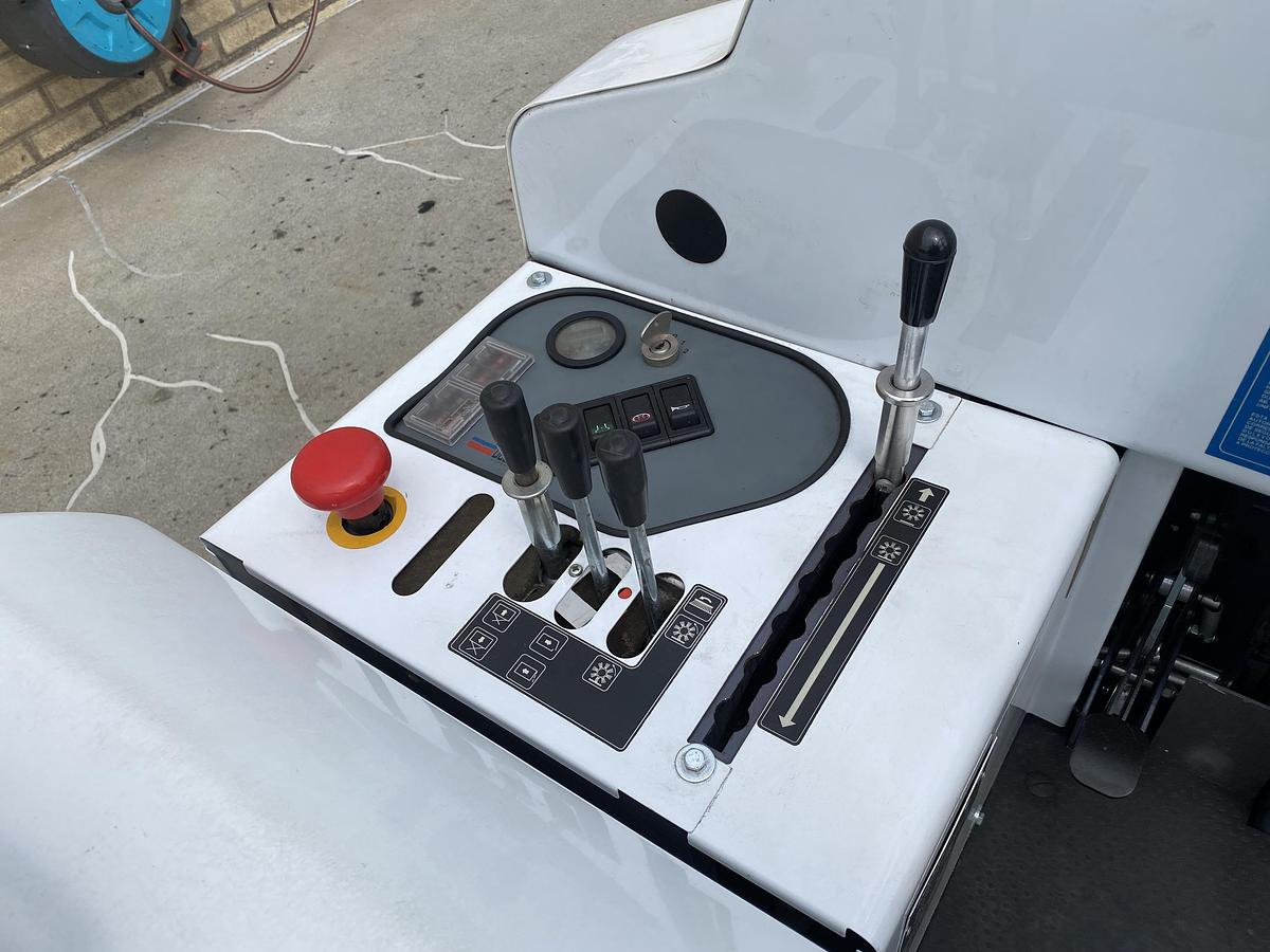 Gebruikt 2010 Dulevo 1100 EH, Veegmachine, Hoogkieper