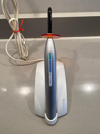 Used 3M ESPE Elipar Freelight 2 And Charger For parts/repair