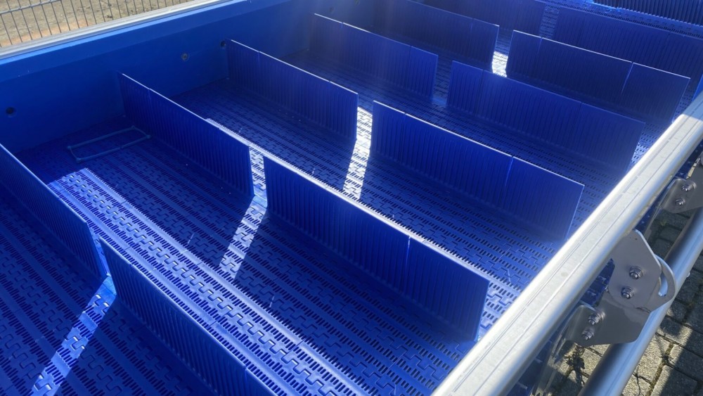 Conveyor belt with cleaning system