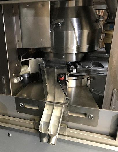 Used F 15996 D - FETTE P 2100 Tablet Press EU-BBS 47 Stations