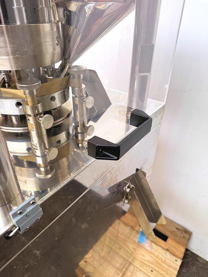 Used F 13002 E - Tablet Press LFA RTP 118- 9 Stations Euro B