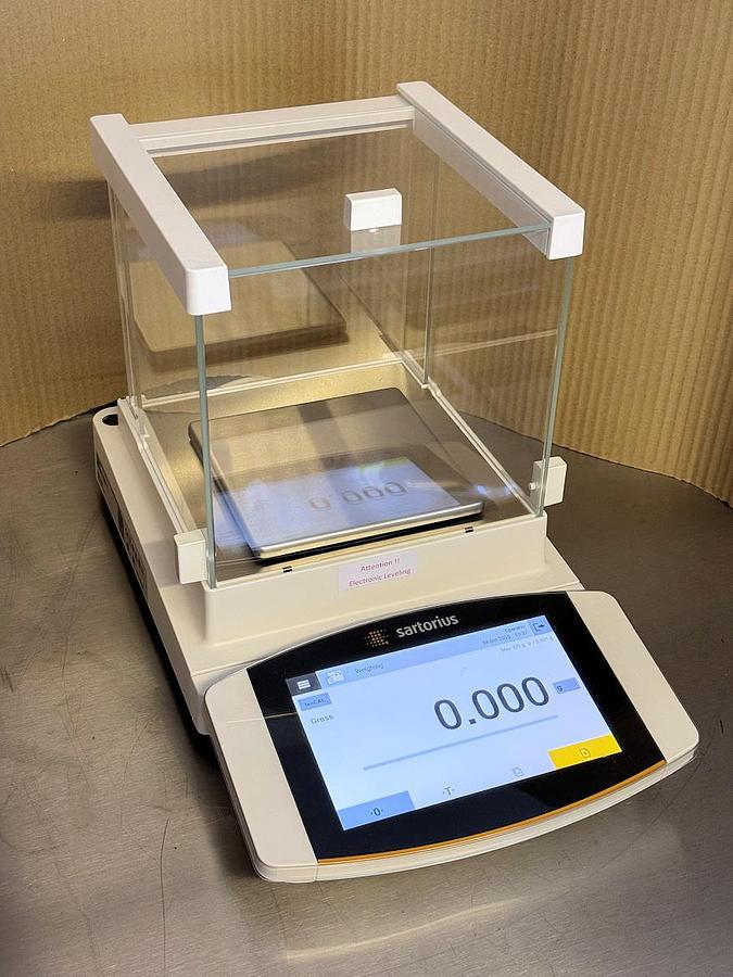 Used W 16499 E - Precision Balance SARTORIUS CUBIS II MCA 323S-2S00-E
