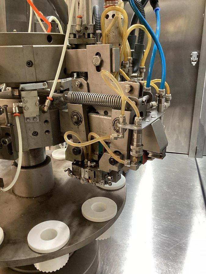 Used J 17135 D - Filling and Closing Machine (plastic tubes) AXOMATIC OPTIMA 1000