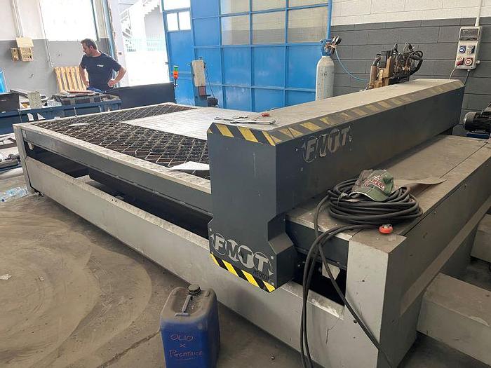 Usato TAGLIO AL PLASMA ALTA DEFINIZIONE 3000 X 1500 CON IMPIANTO ASPIRANTE CORAL